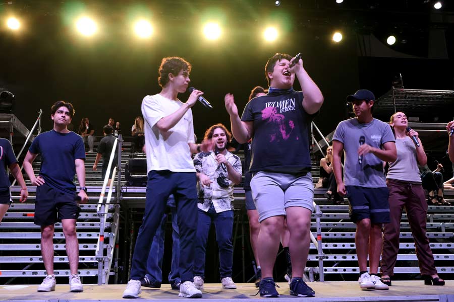 Alumnos del Tec cantando durante el ensayo del ensamble de Mecano.