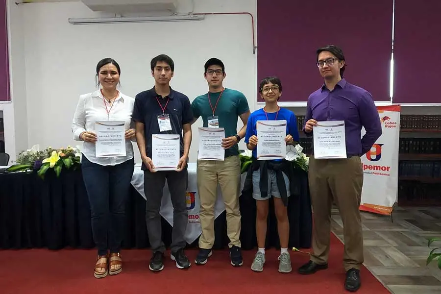 Alumnos del campus Monterrery y sus asesores en el concurso nacional de ciencias básicas