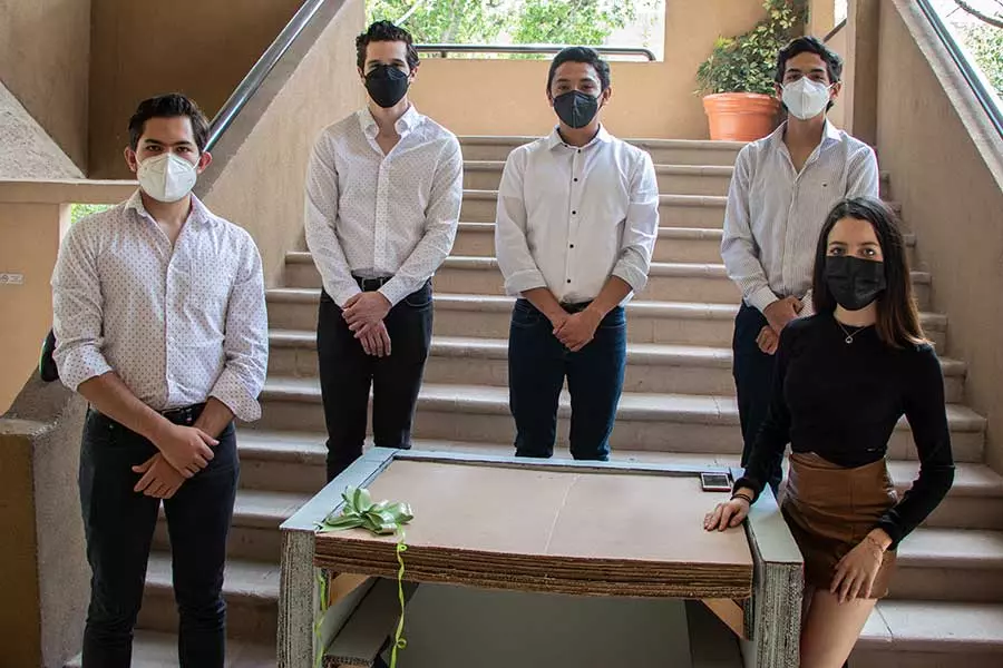 Alumnos ganadores del reto con su mueble