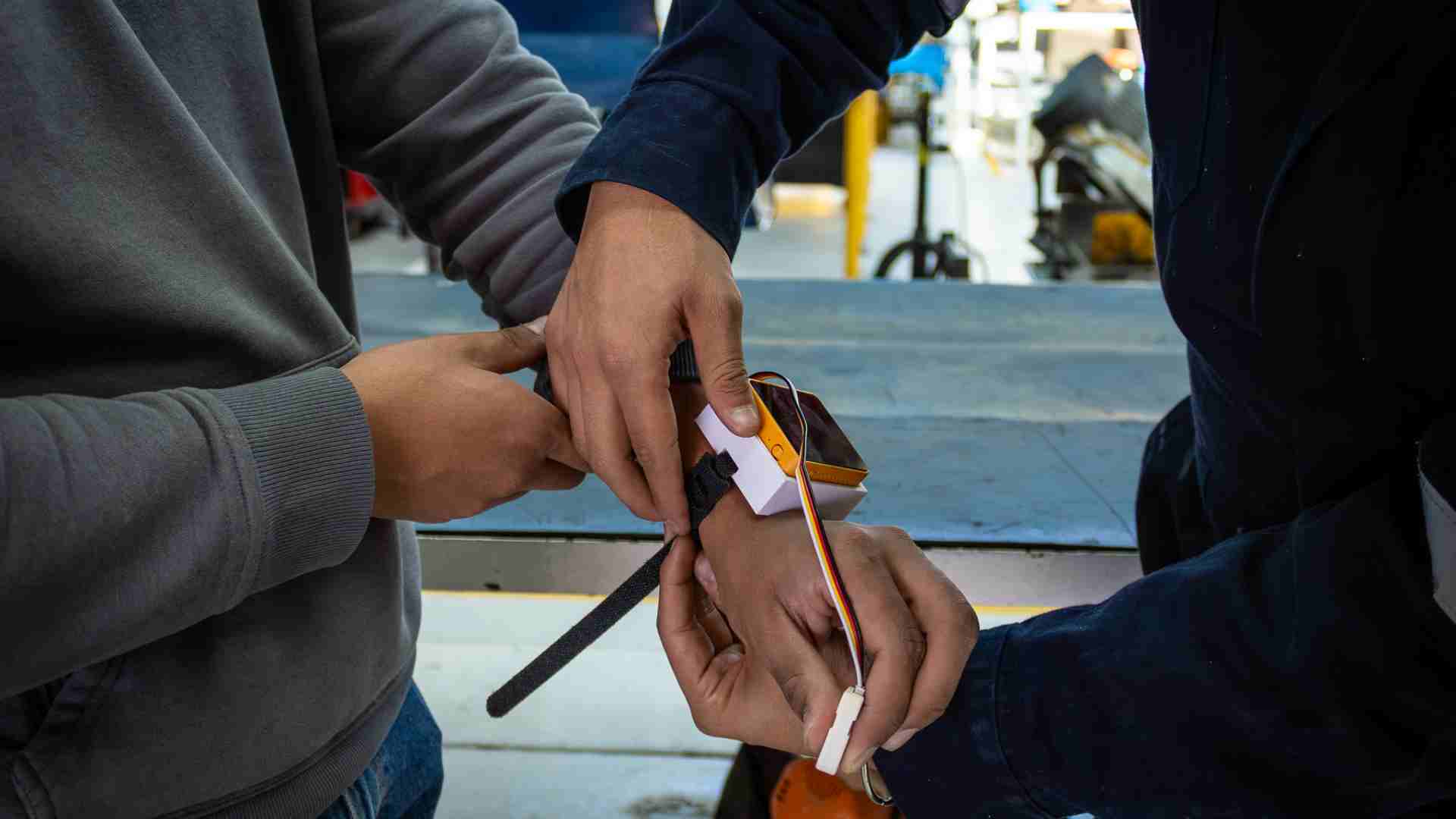 El equipo PRISMA desarroll&oacute; un sistema que usa inteligencia artificial y sensores para mejorar la seguridad en entornos industriales