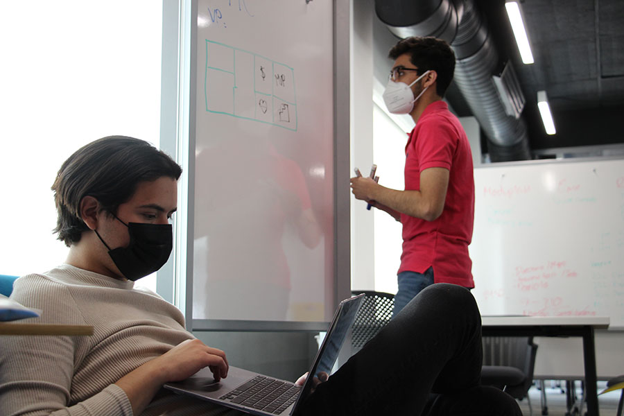 Alumnos trabajando en su proyecto de emprendimiento