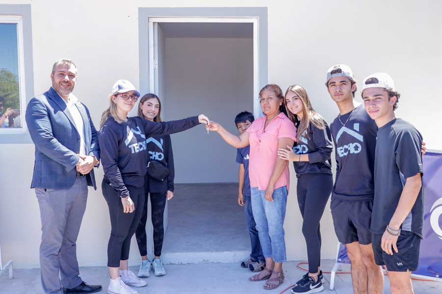 Alumnos de PrepaTec Navojoa al momento de entregar las llaves de su nueva casa a la sñora Elsa Rábago