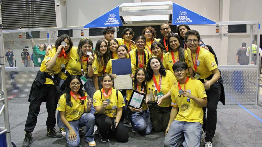 Equipo de robótica de campus Querétaro con los premios obtenidos en el regional de FIRST