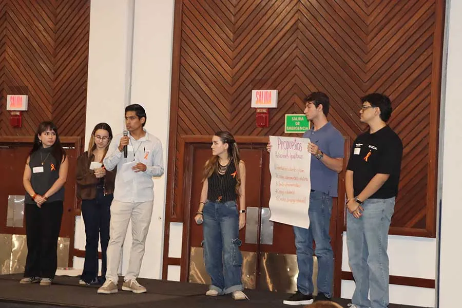 Estudiantes presentan sus propuestas en Di&aacute;logos Interuniversitarios en el campus Monterrey.