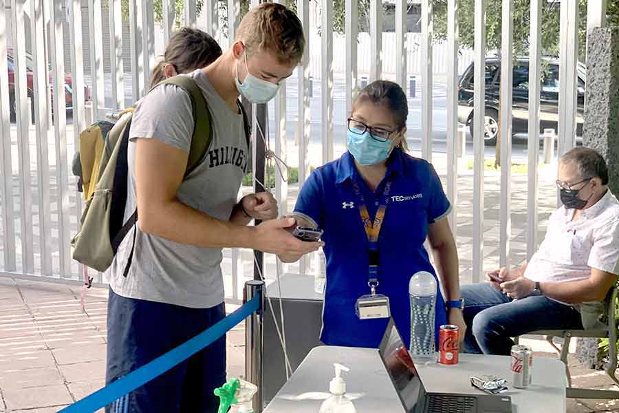 Alumnos se registran para accesar al campus Monterrey en el regreso gradual a clases presenciales e híbridas