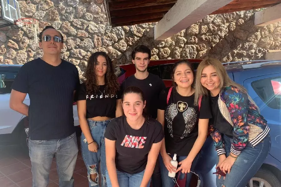 Alumnos Tec emprenden aerosol y donan despensas