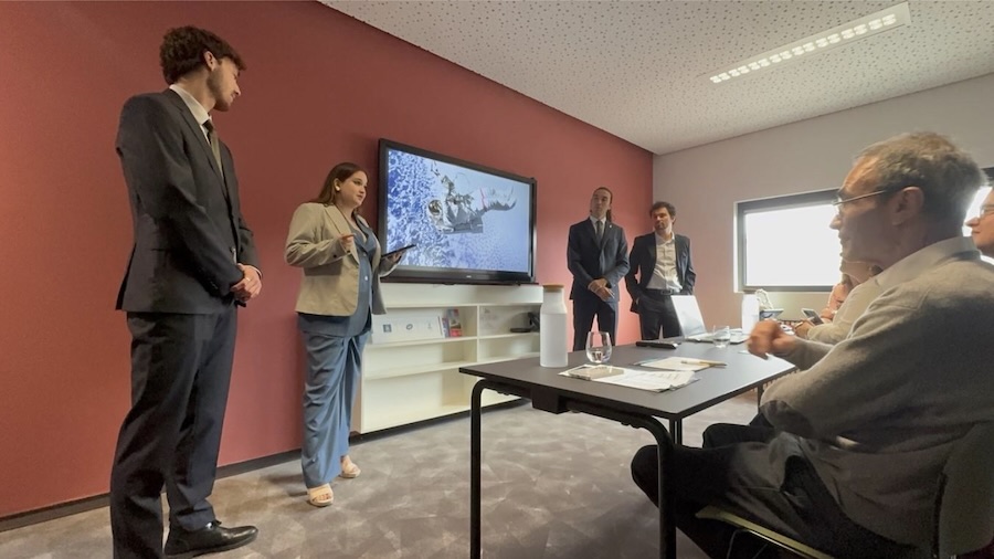 Participantes presentando su proyecto, Exoterra, para ActInSpace.