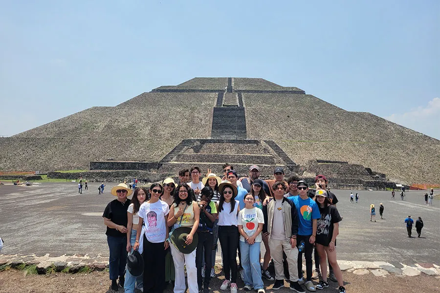 Alumnos en piramide de la luna
