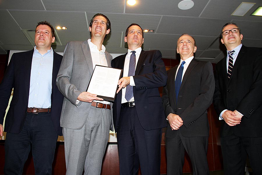 Directivos de ambas instituciones estuvieron presentes durante la firma.