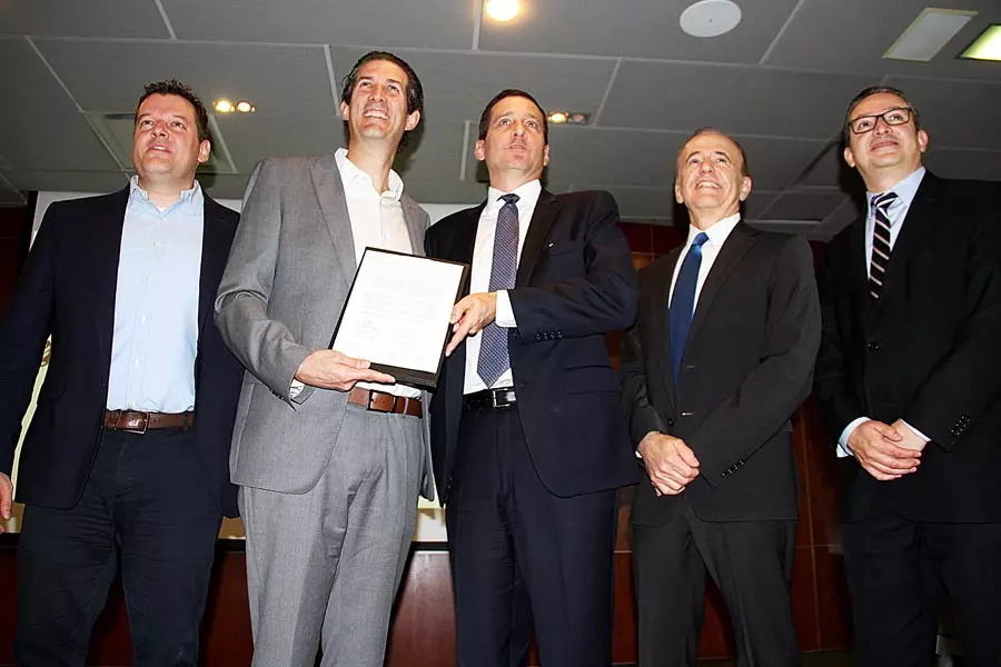 Directivos de ambas instituciones estuvieron presentes durante la firma.