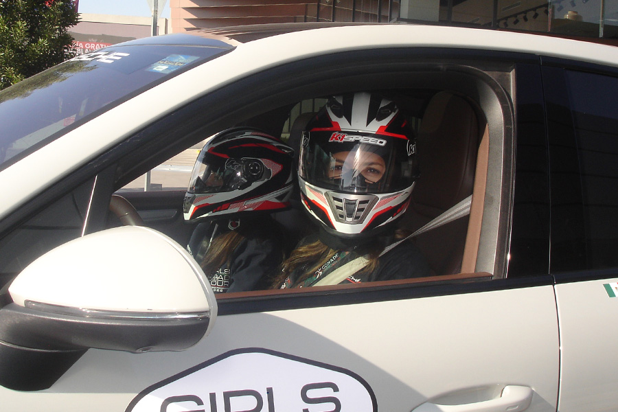 Ana Diep a bordo de un veh&iacute;culo en el Girls Road Tour.