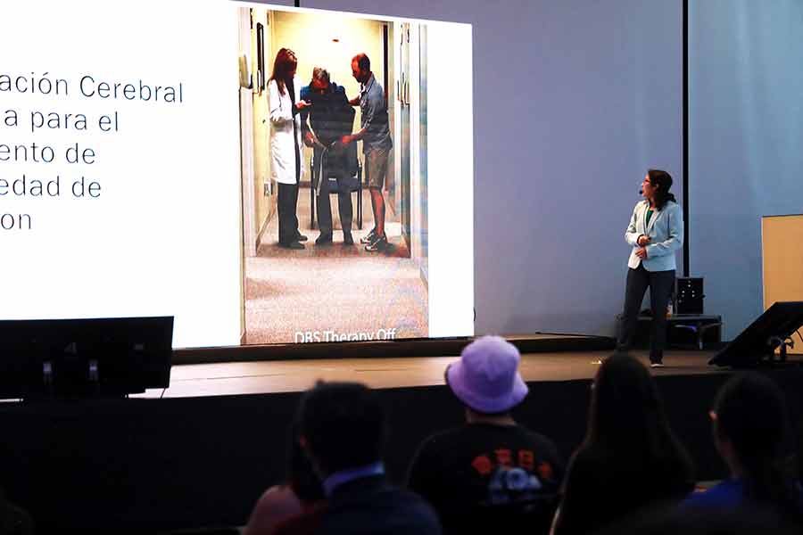 Ana Hernández, investigadora y egresada del Tec Guadalajara compartió los avances de su investigación en conferencia de neurociencia.