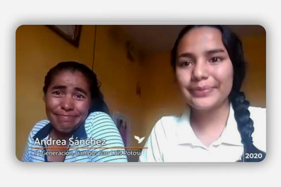 Andrea junto a su madre durante la llamada de bienvenida.