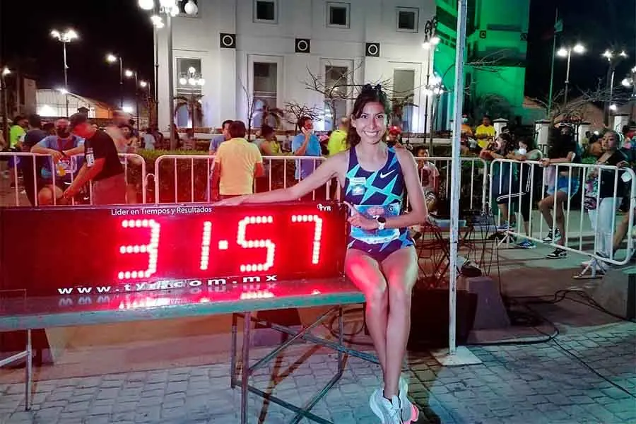 ¡Impone marca mexicana! egresada de Santa Fe hace historia en los 10K