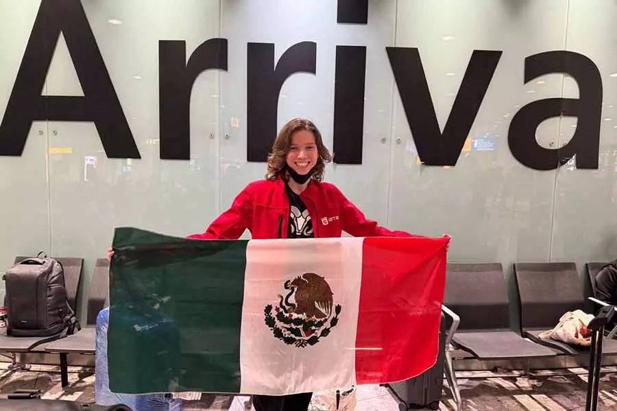 Ángel González, estudiante de PrepaTec Eugenio Garza Sada, en feria de ciencias internacional iWISE, en Londres.