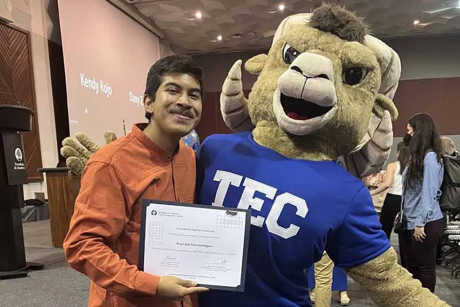 Angel Solís, estudiante destacado de la EIC.