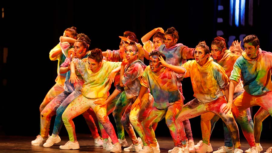 Grupo de alumnos durante coreografía de baile