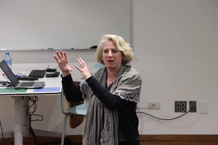 Anne L. Roggeveen, profesora de Babson College, también estuvo en el taller para la concentración de Comercio Detallista.