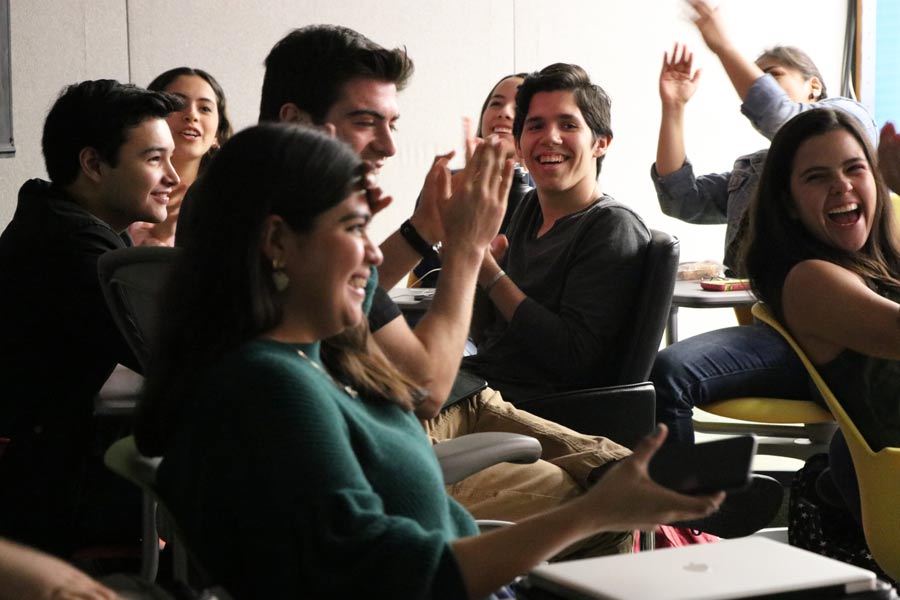 Alumnos que participan en actividades culturales del Tec de Monterrey presenciaron la transmisión de los finalistas del Festival Nacional de Arte y Cultura