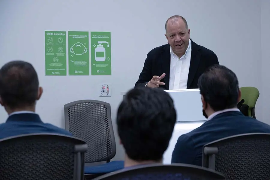 Profesor Francisco explicando la importancia de la certificaci&oacute;n ISO 9000