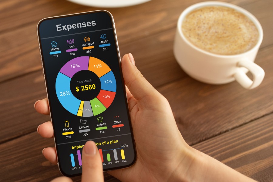 Celular con una app abierta de gastos personales