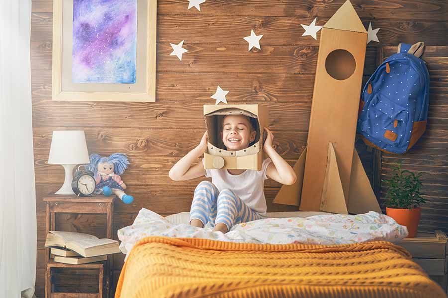 Niña jugando a ser astronauta