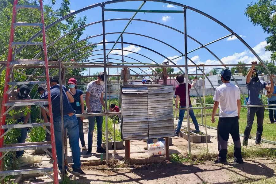 Estudiantes de la Escuela de Ingenier&iacute;a y Ciencias del Tec Chihuahua colaboran en la construcci&oacute;n de un invernadero en una comunidad de la capital del estado.