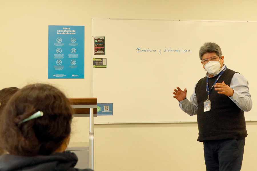 El profesor cuenta con aproximadamente 7 años en el Tec de Monterrey, donde ha sido impulsor del aprendizaje basado en retos.