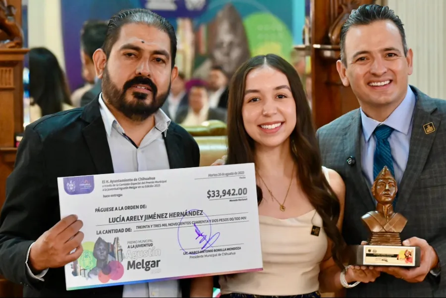 Arely Jim&eacute;nez sostiene el Premio Agust&iacute;n Melgar 2025 a la Juventud que otorga el Municipio de Chihuahua