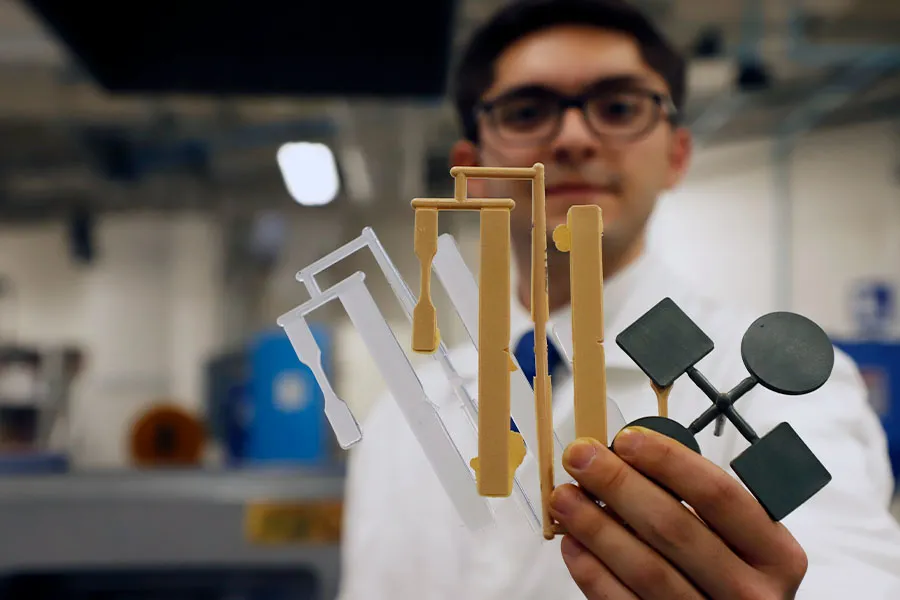 Muestras realizadas por Ariel a partir de residuos plásticos y el uso de aditivos.