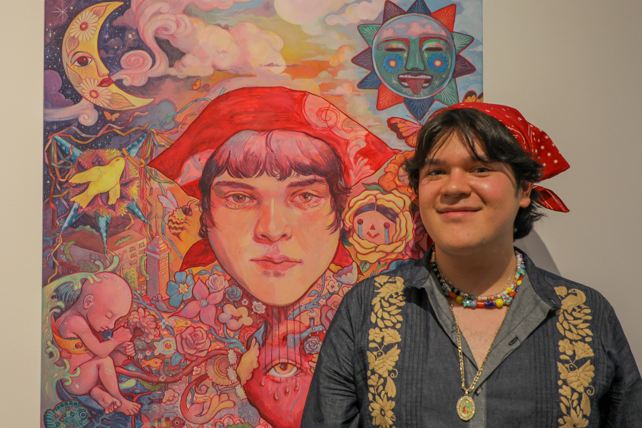 Diego Alejos al lado de su obra 'Autorretratos entre delirios y flores'.
