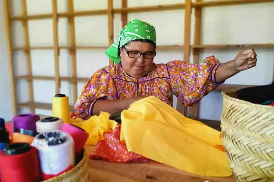 Artesanas rar&aacute;muris elaborando a mano las prendas de ropa