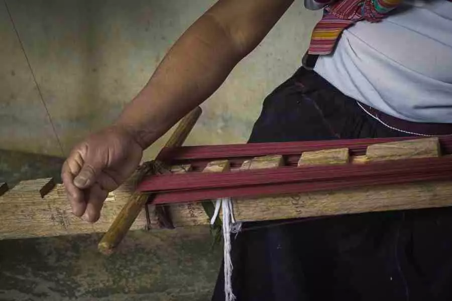 Proceso de telar de cintura maya en Chiapas