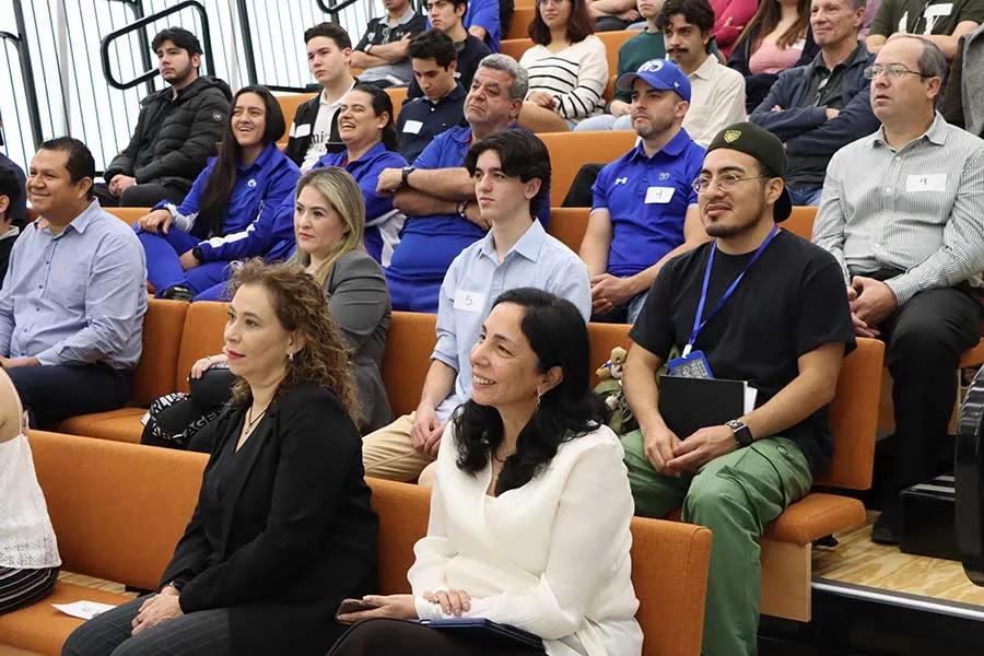 Asistentes a evento Periodismo Deportivo. 40 décadas de evolución, celebrado en el campus Monterrey.