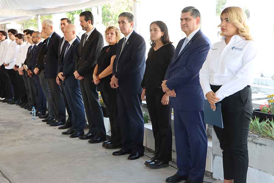 Estudiantes, profesores y directivos en la ceremonia luctuosa de Eugenio Garza Sada y Eugenio Garza Lagüera.