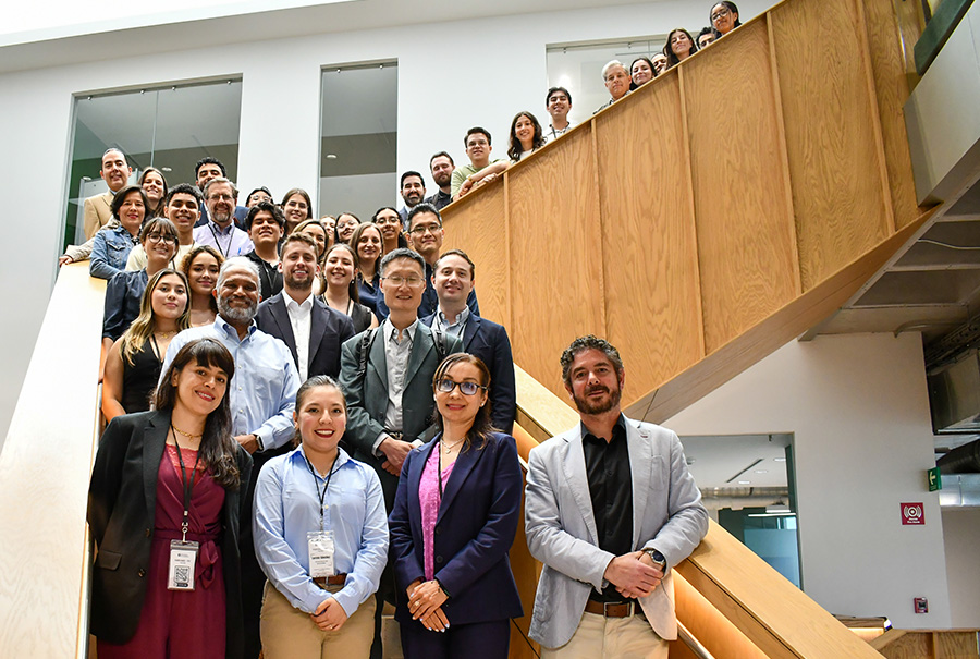 asistentes posan para la foto 
