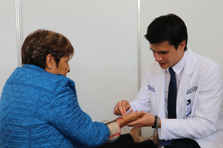 Estudiante realizando pruebas médicas