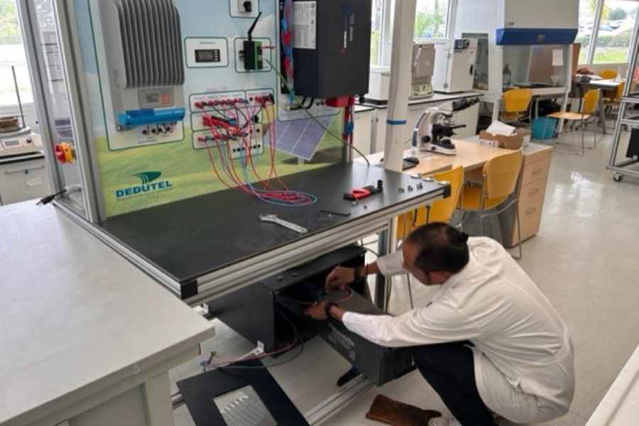 El doctor Huerta trabajando en el laboratorio de química