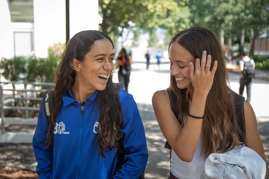 Atleta paraol&iacute;mpica, Lorena Puente, caminando con sus compa&ntilde;eros en el Tec de Monterrey