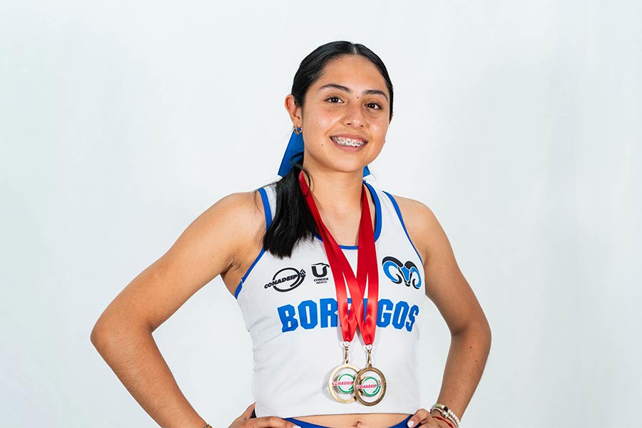 Renata con dos medallas de oro