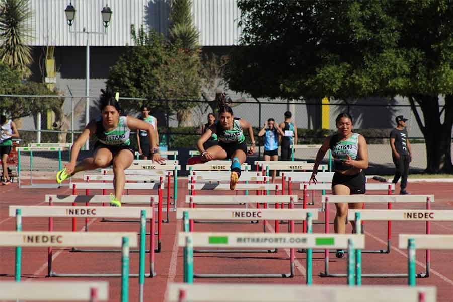 Renata corriendo en pista con vallas