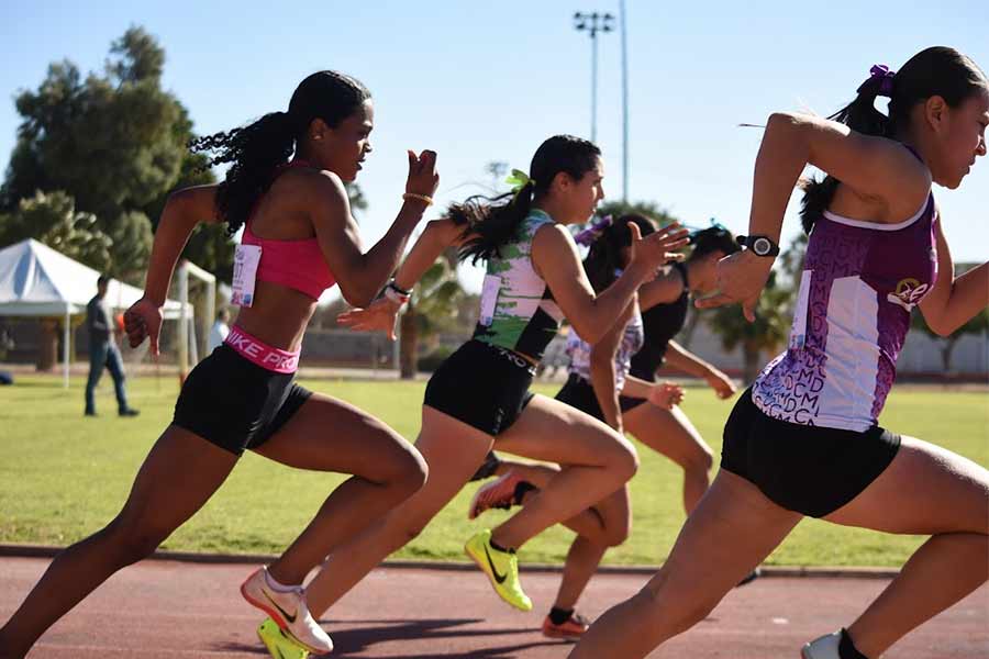 Atletas corriendo en pista 