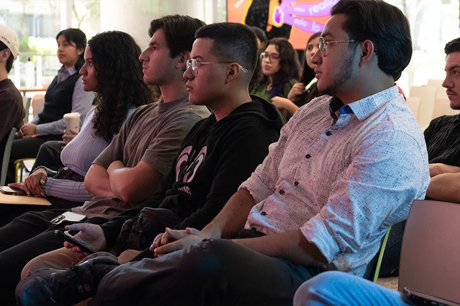 Estudiantes de Tec CCM escuchan la charla sobre inclusi&oacute;n impartida por Laura Bustamante.