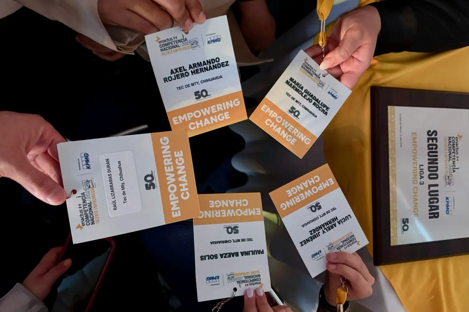 Integrantes del equipo AureoBos muestran sus acreditaciones después de ganar un segundo lugar en a competencia nacional de emprendimiento Enactus 2025.