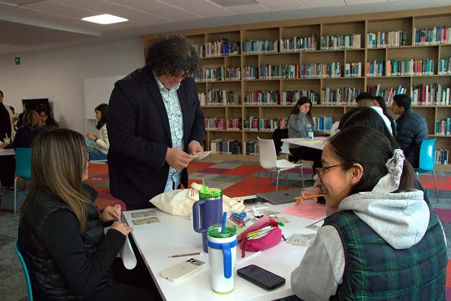 Escritor reflexiona sobre memoria, identidad y escritura en Tec Toluca