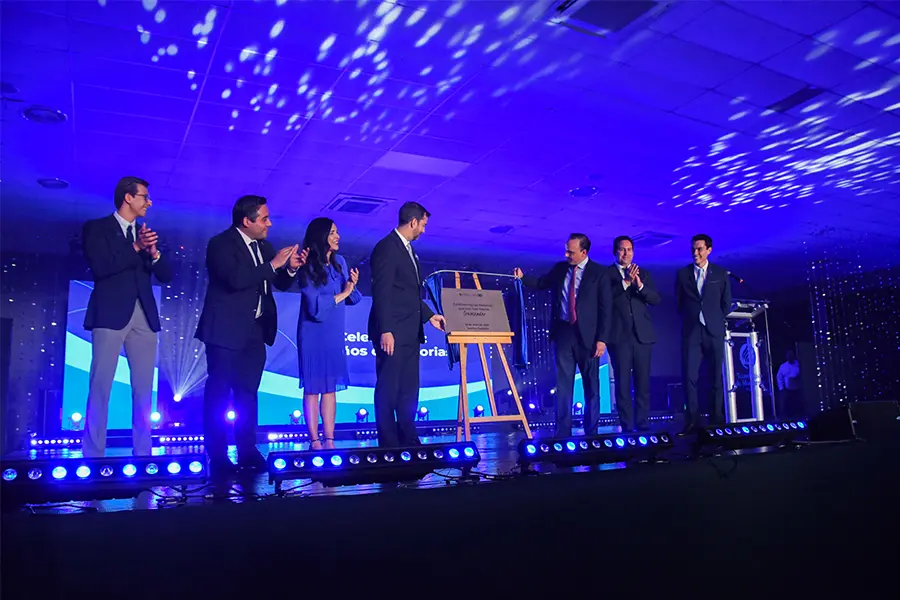 Autoridades presentes develan placa conmemorativa del 50 aniversario del Tec campus Saltillo
