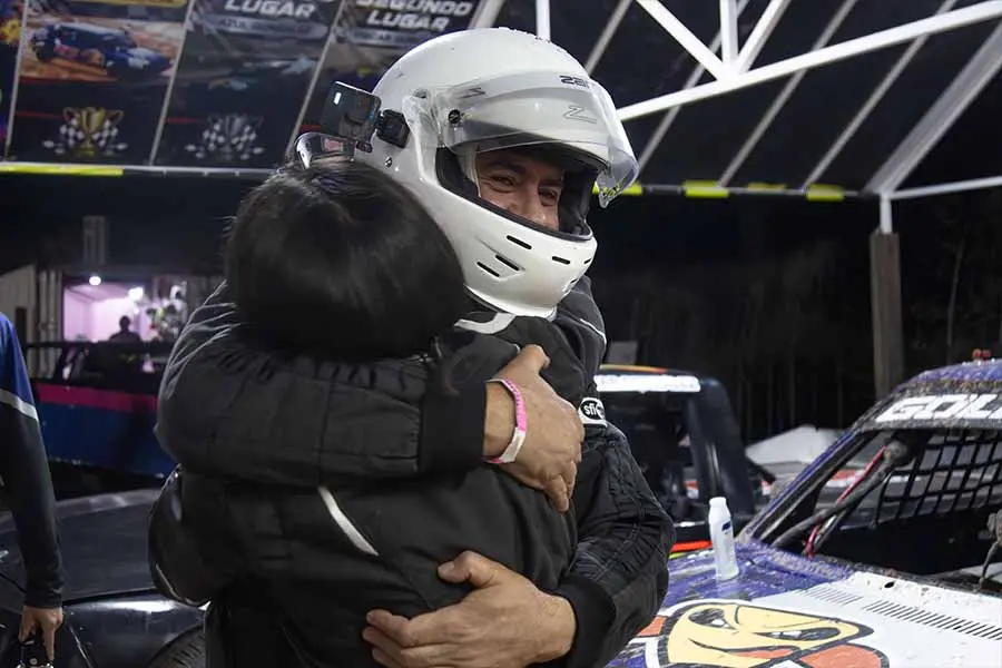 Dos personas se abrazan.