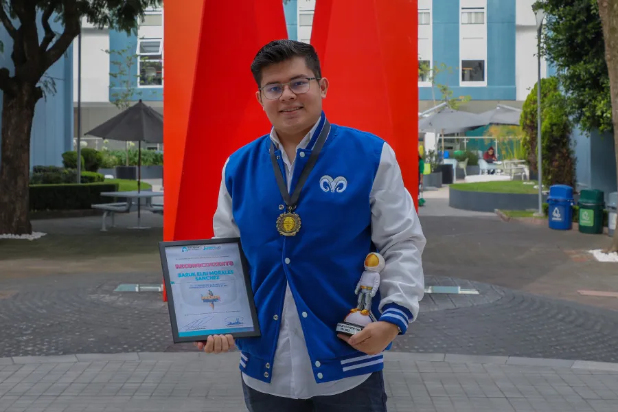 Baruk con su reconocimiento del Premio Municipal de la juventud 2025.