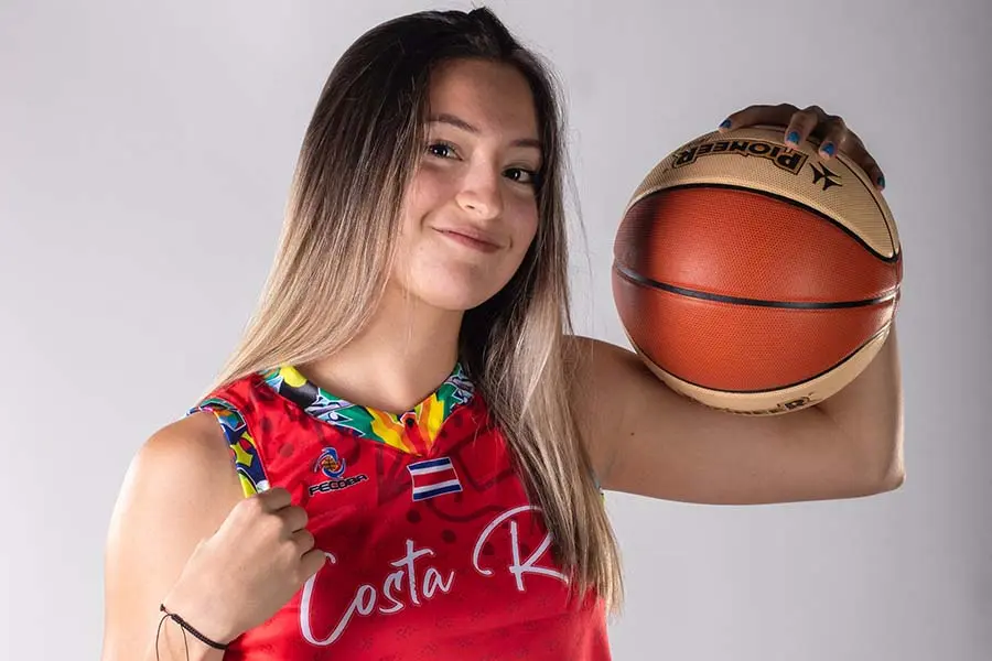Deportista posando con su balón
