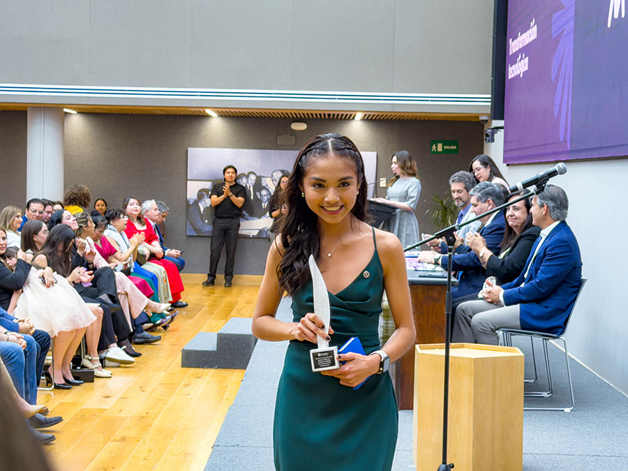 Biniza V&aacute;zquez con su Premio Mujer Tec